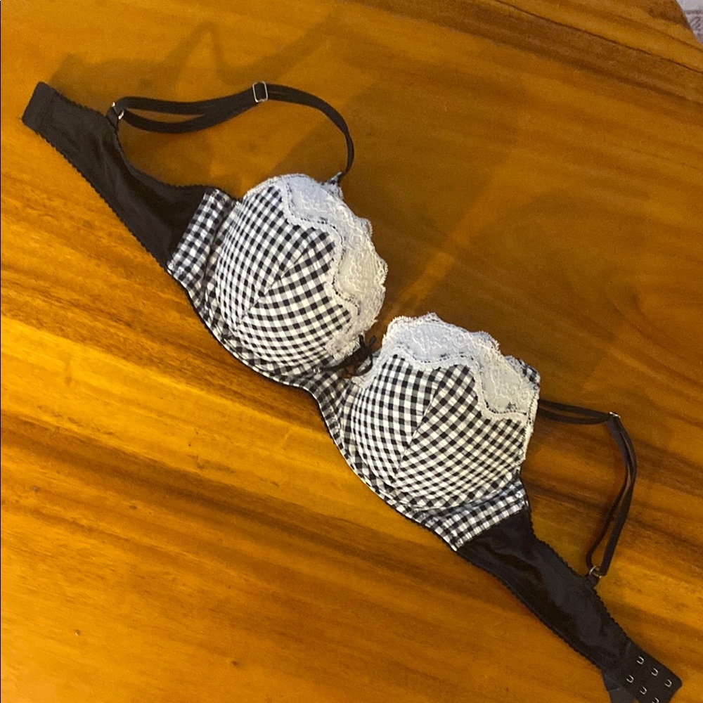 Victoria's Secret Black and White Push-Up Bra 36C Brand New Condition